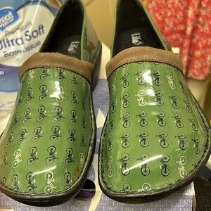 Lila medical sure grip shoes barely worn 7.5 medium